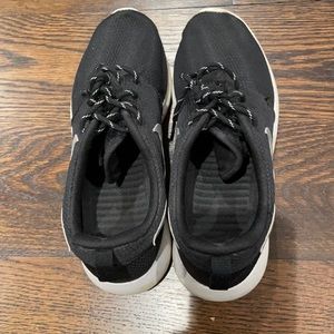 Nike Roshe black sneakers